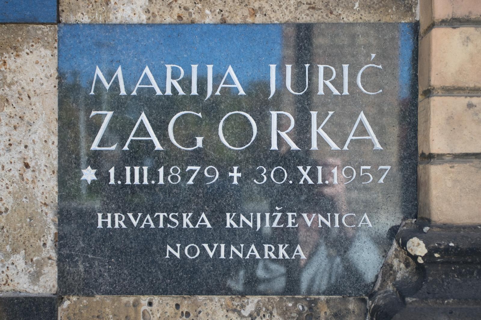 Pokopana je na zagrebačkom Mirogoju na arkadama počasnih građana. Na fotografiji je nadgrobni spomenik, na kojemu je napisan netočan datum rođenja. Točan datum je dugo bio svojevrstan misterij, pa se tek  podrobnijim istraživanjem dokumenata ustvrtilo kako je rođena 2. ožujka 1973. 