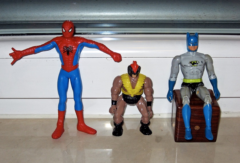 Spider-Man i Batman datiraju iz 1980. godine, dok je treća figurica iz 1985. 