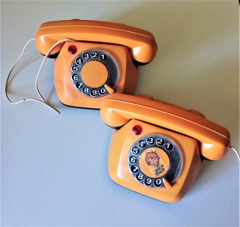 Identično su izgledali pravi telefoni.