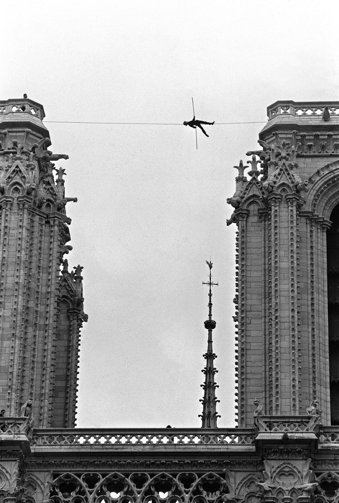 Francuski akrobat i hodač po žici, ludo hrabri Phillippe Petit, 1971. godine preko žice je prešao udaljenost između dva zvonika katedrale Notre-Dame. (Photo by STF / AFP)