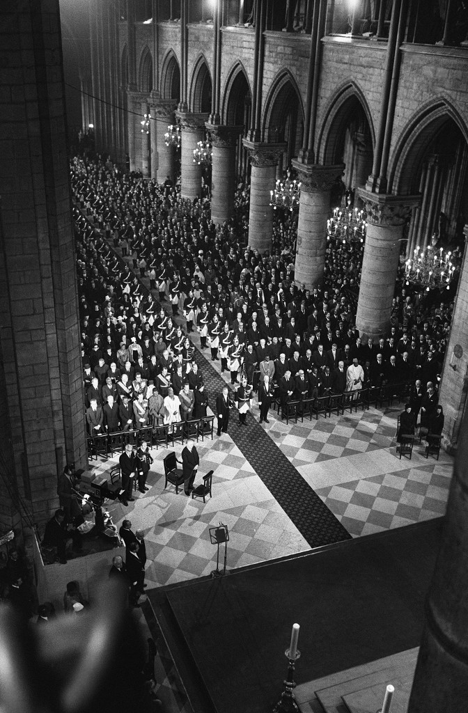 U Notre-Dame su održani sprovodi brojnih velikih osoba iz francuske povijesti. Nas ovoj fotografiji zemlja se 2. travnja 1974. godine oprašta od predsjednika Georgesa Pompidoua. (Photo by AFP)