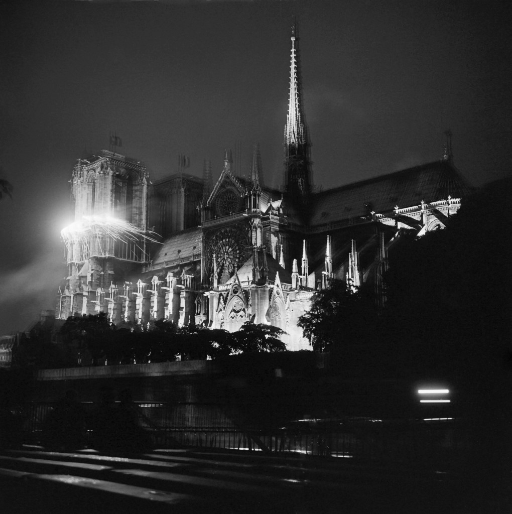 Fotografija osvijetljene Notre-Dame snimljena 26. lipnja 1963. godine tijekom prve večeri „zvuka i svijetla”.   (Photo by AFP)