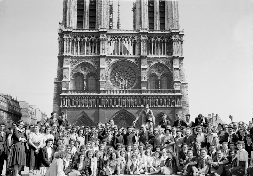 Sudionici drugog kongresa Katoličke mladeži poziraju ispred katedrale Notre-Dame 14. svibnja 1950. godine.  (Photo by AFP)