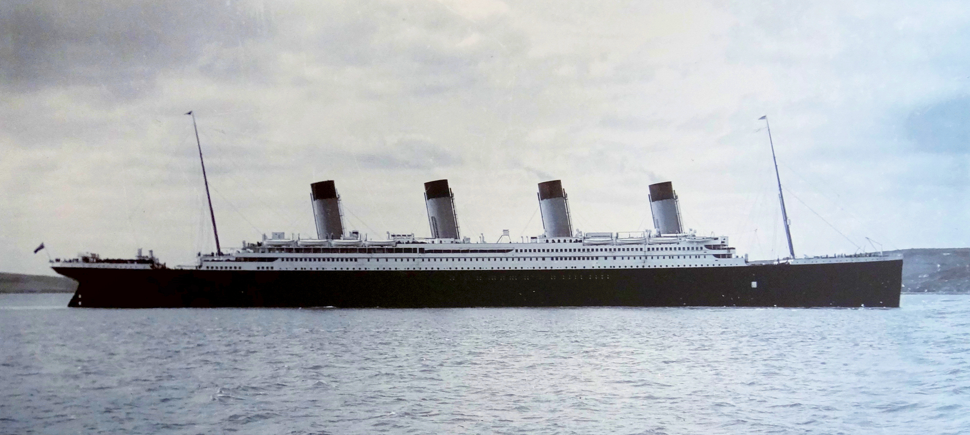 1912. godine - Prvi i posljednji put je iz Southamptona isplovio Titanic. Odredište je bio New York, no Titanic tamo nikada nije pristao. Samo četiri dana kasnije, oko 600 kilometara od  Newfoundlanda, oko 23:40 sati brod je udario u ledenjak. Manje od tri sata kasnije, prepolovio se i potonuo. Poginulo je više od 1500 ljudi, što Titanicovu nesreću čini jednom od najgorih komercijalnih pomorskih katastrofa u novijoj povijesti. 