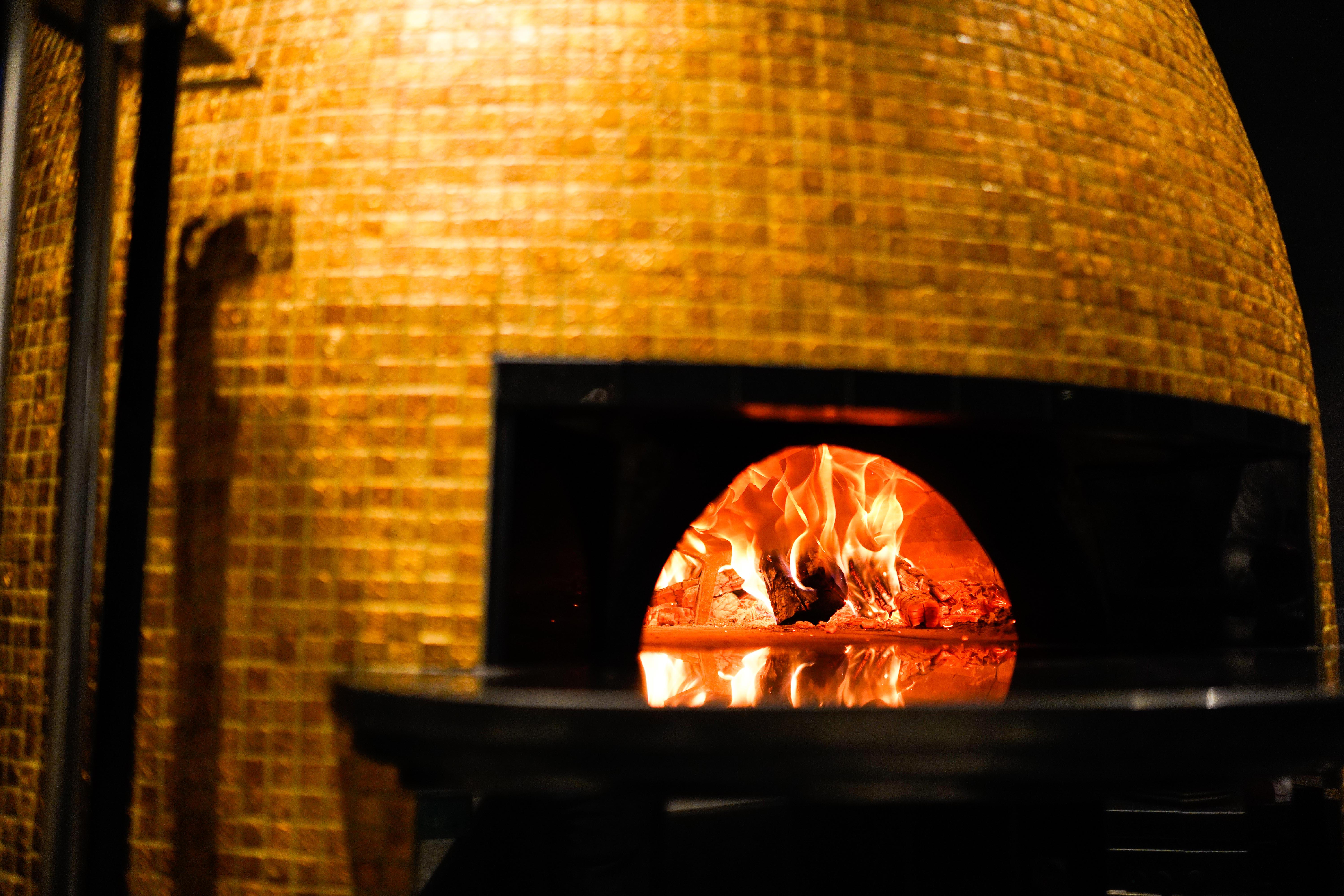 Imaju posebnu krušnu peć na čijem dnu je kamen iz Napulja, posebno bitan za pizze napoletane. Trenutno mogu primiti 65 gostiju, a s otvorenjem terase taj broj će se povećati na 100. 