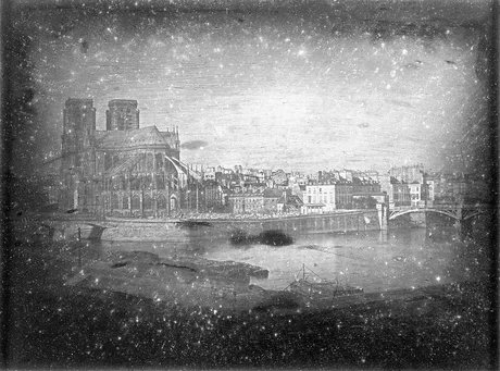 Slika Notre-Dame koju je 1838. godine snimio Louis Daguerre, izumitelj dagerotipije, najranijeg oblika fotografije. Slika prikazuje katedralu kako je izgledala prije velike renovacije 1845. godine, u obliku koji je bio poznat velikom Victoru Hugou. On je katedralu učinio središtem radnje svog proslavljenog romana Zvonar crkve Notre Dame iz 1831. godine, kojim je skrenuo pažnju francuske javnosti na veliku vrijednost ove građevine.  
