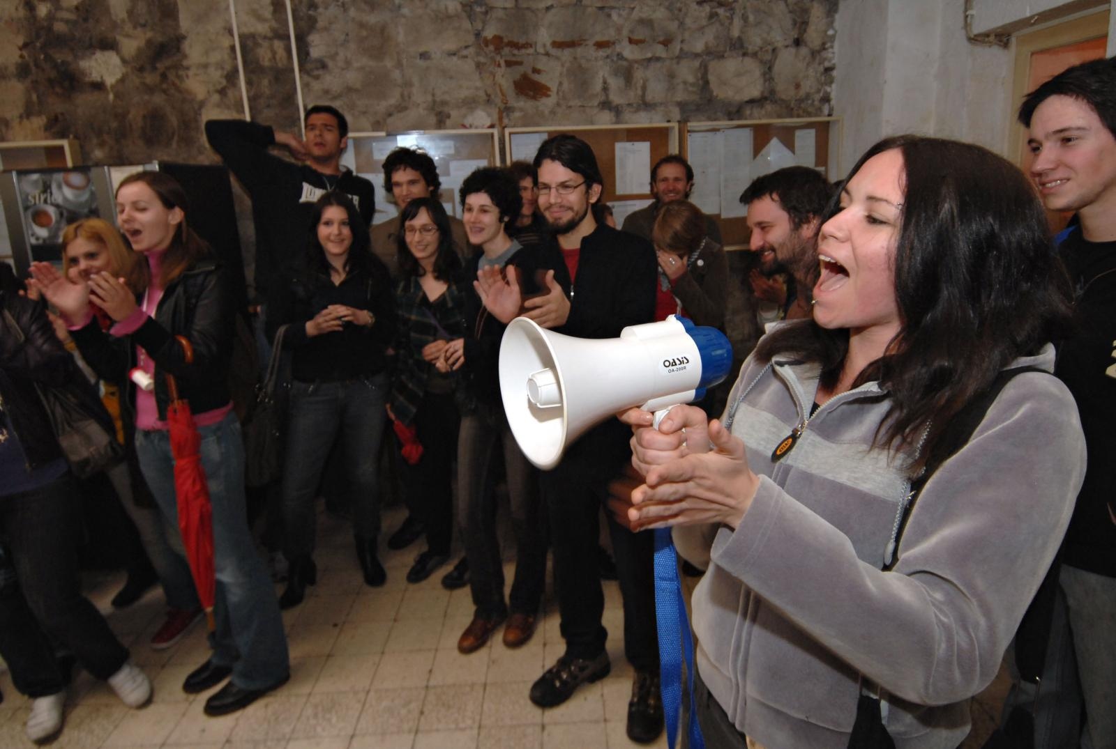 Dan kasnije, 24. travnja, prosvjedovali su studenti FESB-a u Splitu na Filozofskom fakultetu