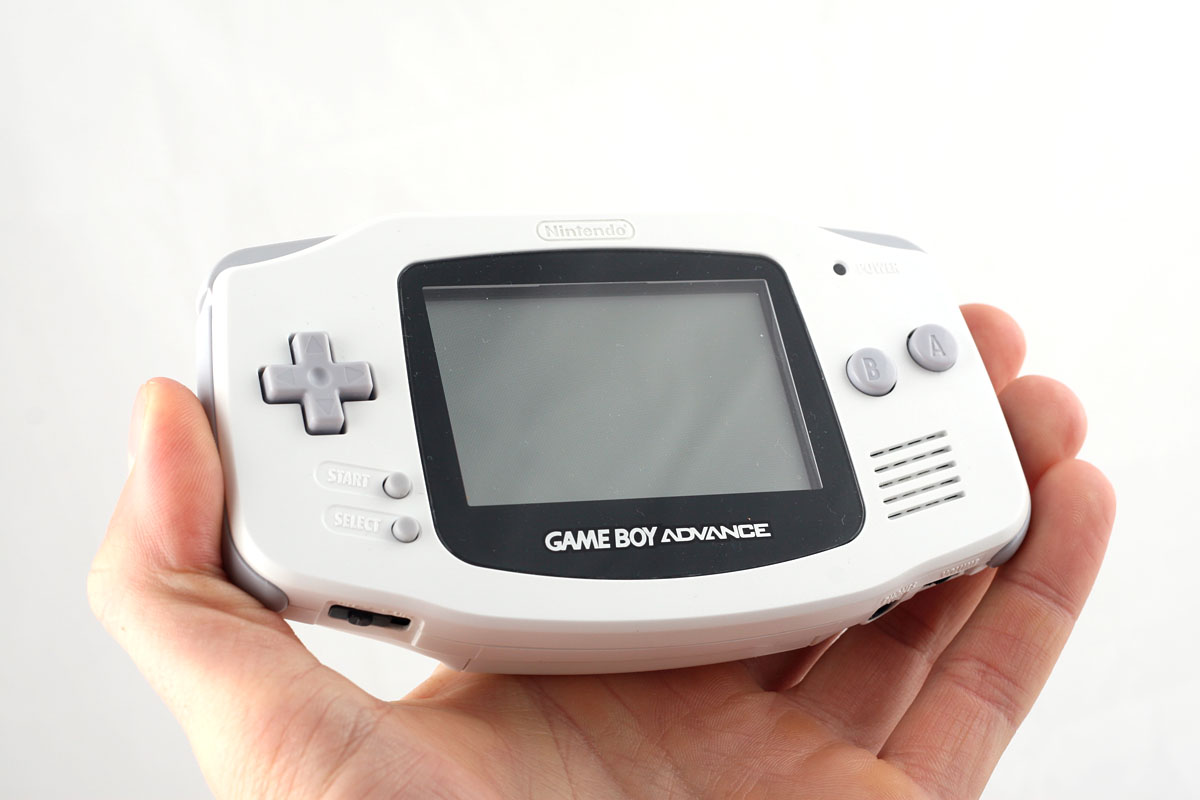 Colorov nasljednik. Game Boy Advance stigao je u lipnju 2001. godine, a spram prethodnika je imao mnogo unaprjeđenja. Jedna od najočitijih je bila smještanje tipaka s lijeve i desne strane ekrana, odnosno oblik konzole je prešao iz vertikalnog u horizontalni. Ekran je također veći, s mnogo više dostupnih boja. Dodane su i dvije nove bočne tipke s gornje strane, tipka L i R. Advance je bio kompatibilan i sa starim kazetama s Game Boya i Colora, no s njim su uvedene i mnogo manje kazete, koje su bile namijenjene samo za Advance. Igre na njima su bile mnogo naprednije i zahtjevnije, stoga nisu bile kompatibilne s prošlim modelima.