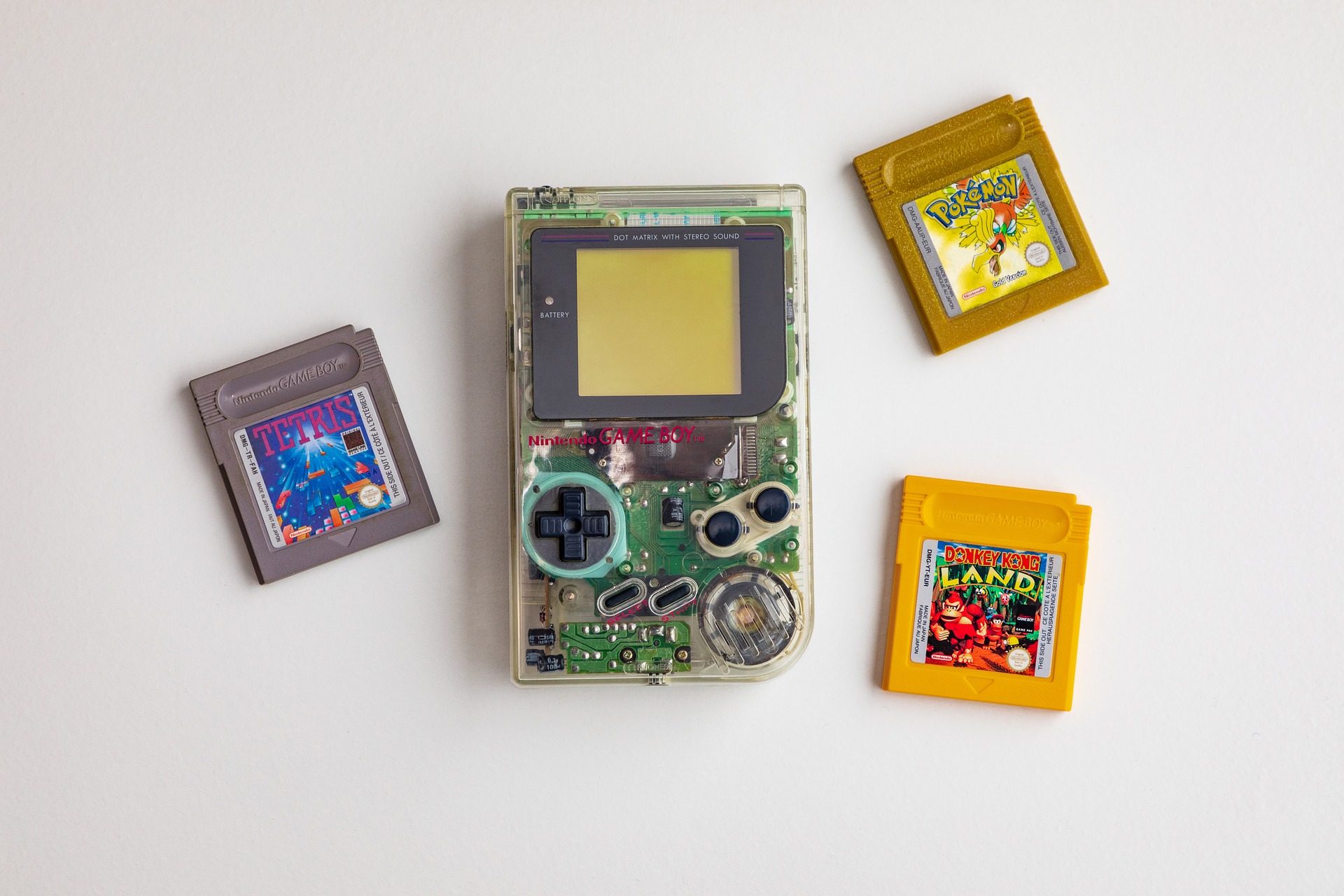 Nintendova najpoznatija konzola, Game Boy, danas slavi svoj 30. rođendan. Siva kutijica sa zelenim ekranom je začetnik linije koja nam je donijela mnoštvo nasljednika, dodataka i legendarnih igrica u svojih 15 godina dominacije tržištem mobilnih gaming konzola. S trona ga je tek skinuo Nintendov DS.