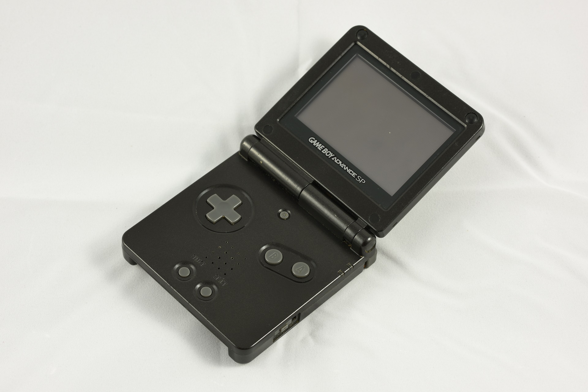 Nakon 14 godina od predstavljanja prvog Game Boya, predstavili su konačno model s osvijetljenim ekranom. Početkom 2003. godine, predstavljen je nasljednik Advancea, Game Boy Advance SP. Osim što je osvijetljeni ekran konačno bio dostupan na nekom Game Boyu van Japana, oblik se promijenio u sklopivi, poput tadašnjih mobitela. SP je također podržavao stare Game Boy igre, kao i obični Advance. SP je umjesto klasičnih AA baterija imao integriranu Litij-ionsku bateriju, koju se trebalo puniti posebnim Nintendovim punjačem, a autonomija igranja je iznosila otprilike desetak sati.