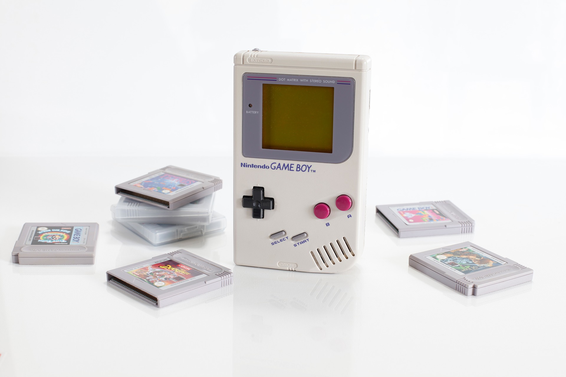 Prvi Nintendo umotvorina je Nintendovog inženjera Gunpeija Yokoija, koji je prije radio na tada inovativnoj igri Metroid za Nintendo Entertainment System (NES). Game Boy, koji je predstavljen u Japanu 21. travnja 1989. godine, je bila za to vrijeme malena 8-bitna konzola koja je podržavala kazete, a njen zeleni neosvijetljeni ekran je mogao prikazati četiri razina sive boje.