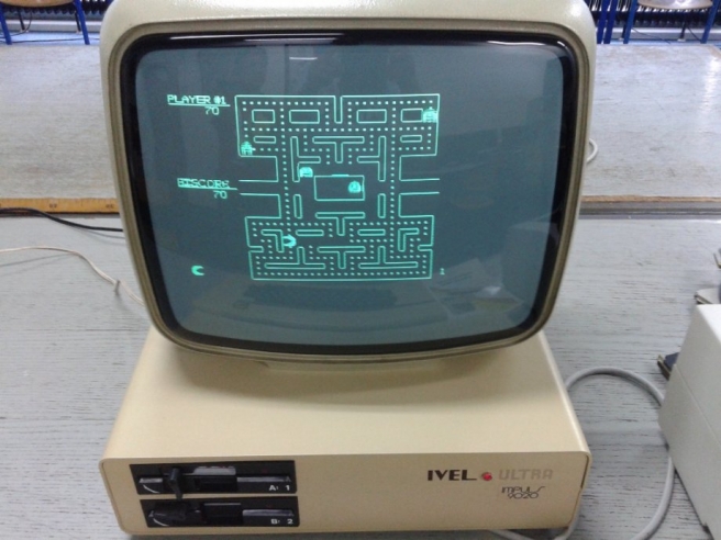 U 80-ima je kompjuter Ivel Ultra proizvodila hrvatska kompanija Ivasim iz Ivanić Grada, a dizajn je potpisivao jedan od pionira računarstva u Hrvatskoj Branimir Makanec. Zanimljivo je da je ovaj kompjuter bio kompatibilan s kompjuterom Apple II, kojeg je američki Apple proizvodio između 1977. i 1993. godine. Možda ste Ivel Ultru i vidjeli u životu, u jednoj od epizoda serije Smogovci. Naime, Bongo je programirao svoj Ivel Utra mislima.