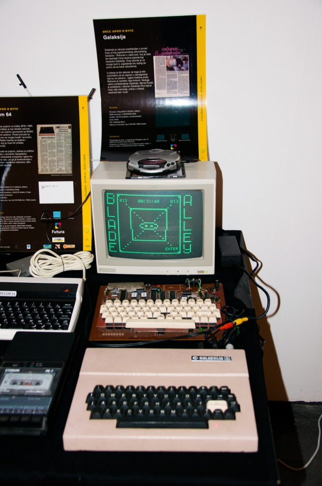 Ovo je Galaksija, kompjuter koji se pojavio 1983. godine, a za čije je stvaranje odgovoran gospodin po imenu Voja Antonić. Prvenstveno je želio stvoriti jeftino ‘uradi sam’ računalo namijenjeno slaganju kod kuće. Tvornički modeli pojavili su se 1984. godine. Antonić je na ideju došao dok je bio na godišnjem u Crnoj Gori, a cilj mu je bio stvoriti kompjuter za manje od 200 maraka.