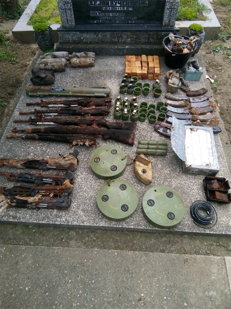 Pronađeno je i 17 ručnih bombi, 36 komada vojnog eksploziva TNT od 200 g, 500 g plastičnog eksploziva, 3 protuoklopne mine, 9 upaljača za protuoklopne mine, 20 m sporogorećeg štapina, nekoliko tisuća komada različitog streljiva, te više komada nabojnika za automatske i poluautomatske puške. 
