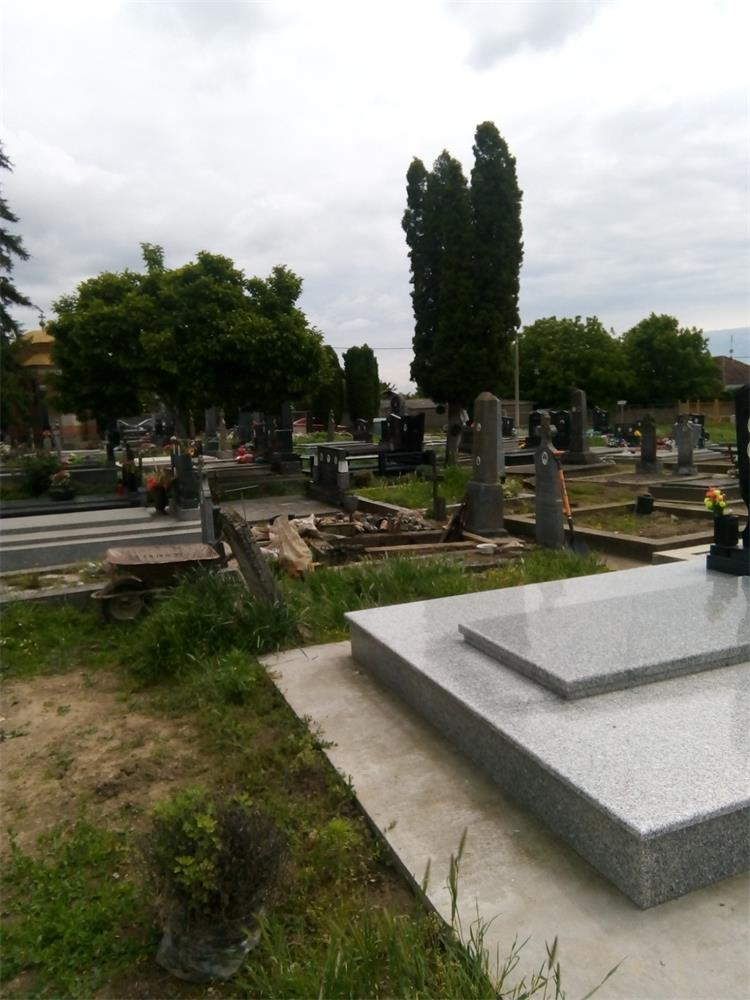 Na mjesnom groblju u Borovu prilikom otvaranja grobnice osobe koja je preminula 1945. godine, na dubini od 20-75 cm, pronađena je veća količina oružja, streljiva i minsko-eksplozivnih naprava, javila je danas policija.