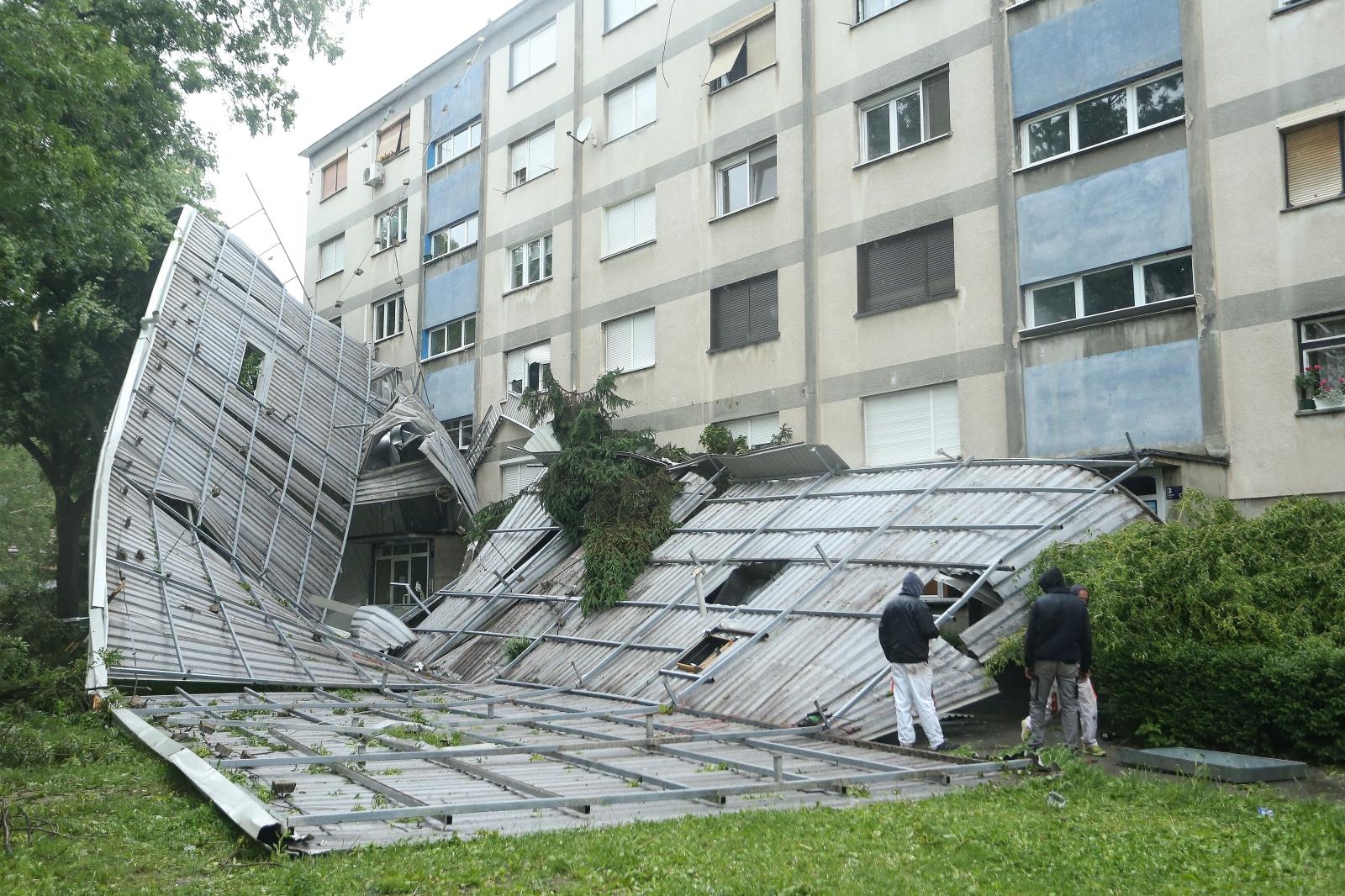 Tijekom noći je stradao i limeni krov sa zgrade u Ježevskoj ulici.