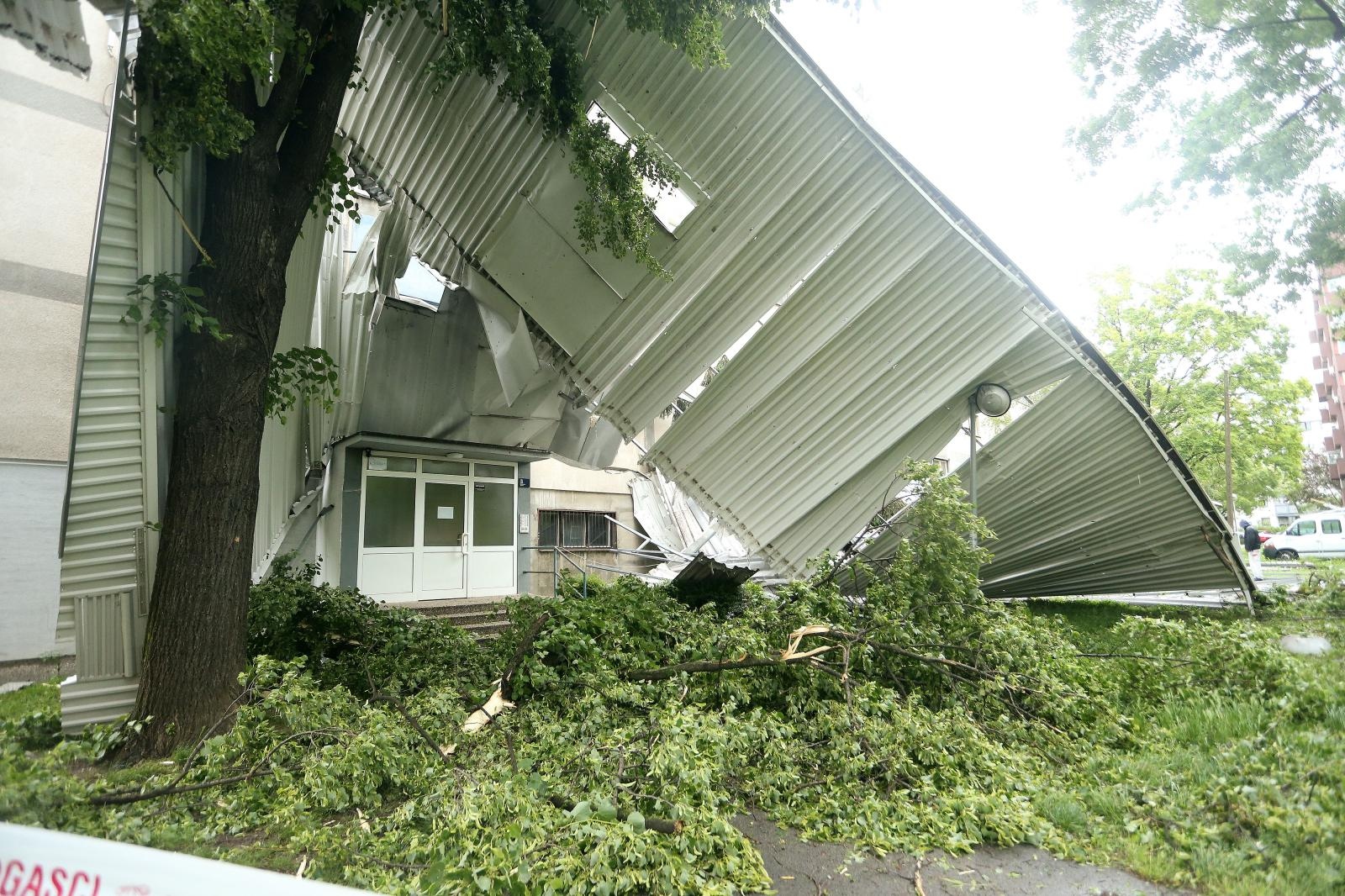 Vjetar je otpuhao gotovo cijeli limeni krov sa zgrade.