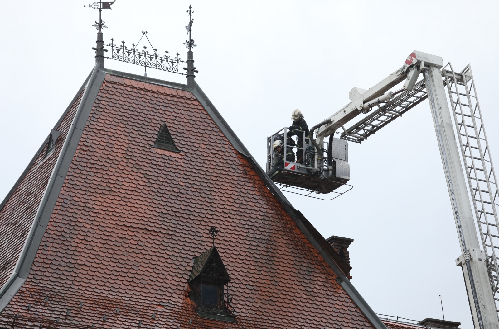 Vatrogasci su morali popravljati i krov na Muzeju za umjetnost i obrt, kojeg je oštetio jak vjetar.