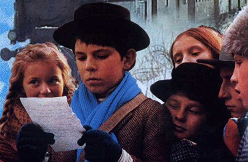 Vlak u snijegu, 1976.-Četrdeset godina kasnije, pjesmica “Kad se male ruke slože” koju je napisao Arsen Dedić i dalje je jedna od najupečatljivijih stvari iz filma Vlak u snijegu koji je nastao po istoimenoj knjizi Mate Lovraka. Film donosi priču o školarcima iz sela Jabukovac koji idu na izlet u Zagreb tijekom kojeg doživljavaju mnoge zgode i nezgode, a glavni akteri su Ljuban, Draga i Pero. Razredna nesloga, koja je nastala zbog razmirica između Ljubana i Pere, nestaje u trenutku kada školarci odluče izvući vlak koji je zapeo u snijegu tijekom povratka kući.