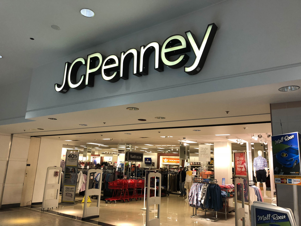 JCPenney, američki trgovački lanac nazvan je po njenom osnivaču, James Cash Penneyu. Pomaže im što im je jedno od prezimena osnivača riječ za gotovinu.