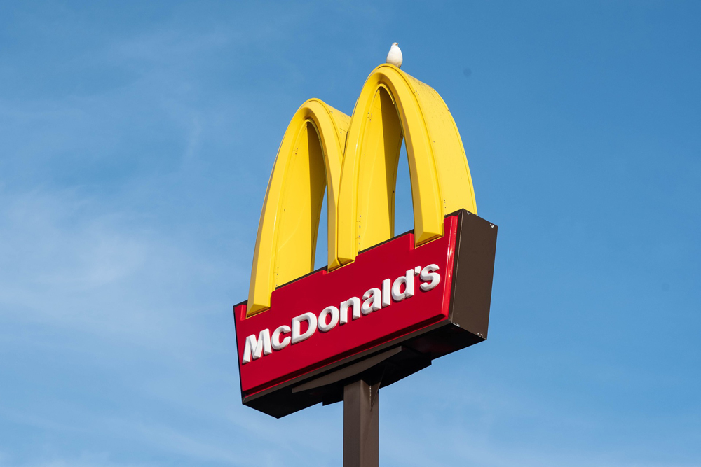 Raymond Kroc, osnivač McDonaldsa, prodavao je aparate za pravljenje milkshakeova, kada je upoznao braću Dicka i Maca McDonald, koji su imali svoj restoran s hamburgerima u San Bernadinu u Californiji. Braća su od Kroca kupili nekoliko uređaja za milkshakeove, a on je bio oduševljen njihovim restoranom. Toliko je bio oduševljen da je postao njihov agent i počeo prodavati McDonalds franšizu diljem Amerike. Nakon nekoliko godina, Kroc je i službeno otkupio prava na ime McDonalds.