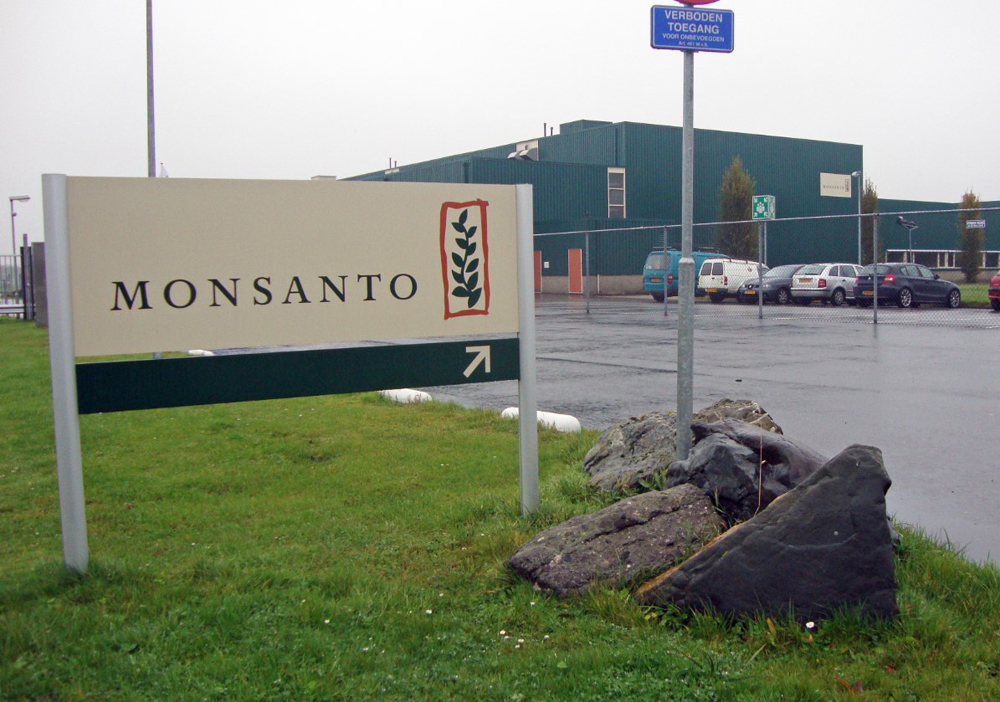 Agrokemijsku kompaniju Monsanto je osnovao 1901. godine John F. Queeny. Firmu je nazvao po svojoj supruzi, Olgi Monsanto Quenny.