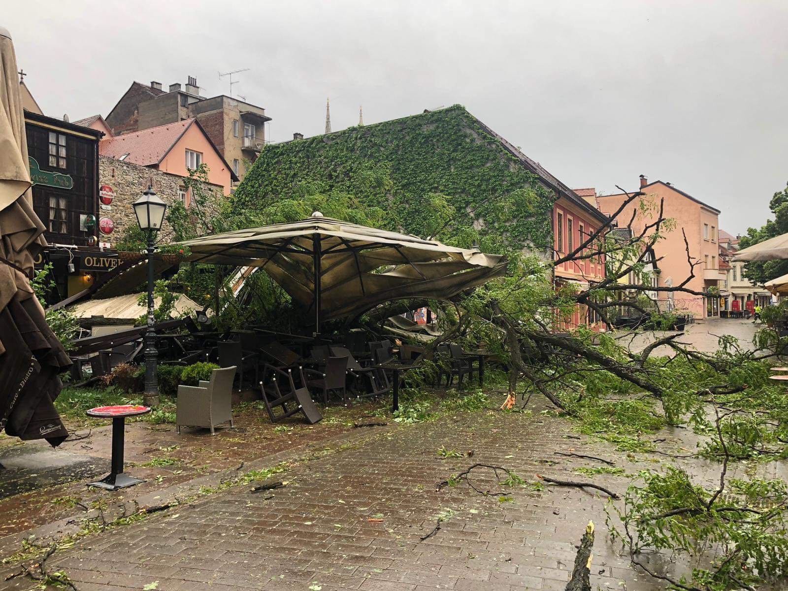 Srušilo se i stablo na terasu Oliver Twist puba u Tkalčićevoj ulici.