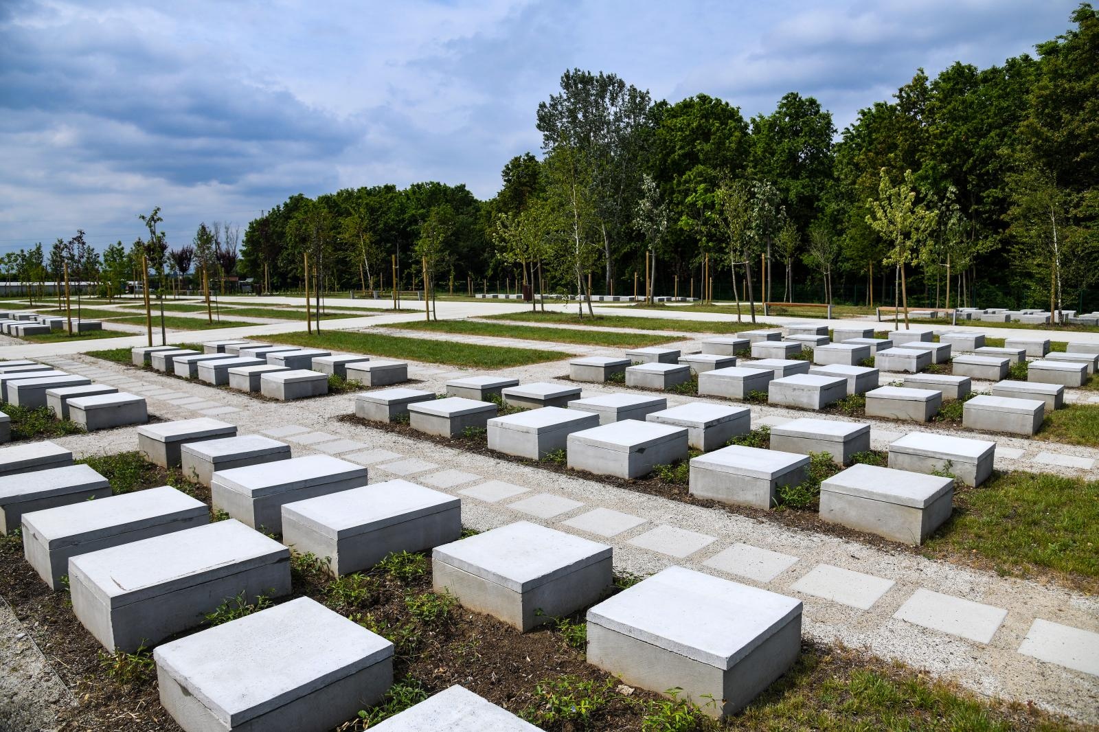 Kapacitet groblja ukupno je 10.000 ukopnih mjesta.
