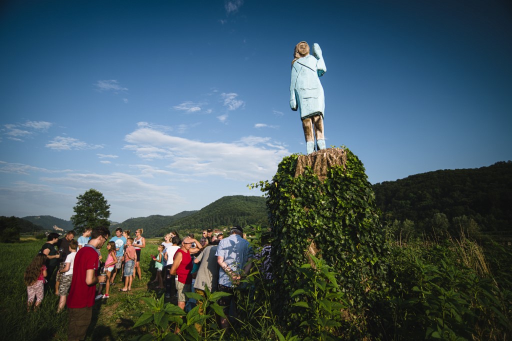 Spomenik je službeno otkriven jučer, u Rožnu, pokraj Melanijine rodne Sevnice, u prisustvu oko 30 ljudi. 