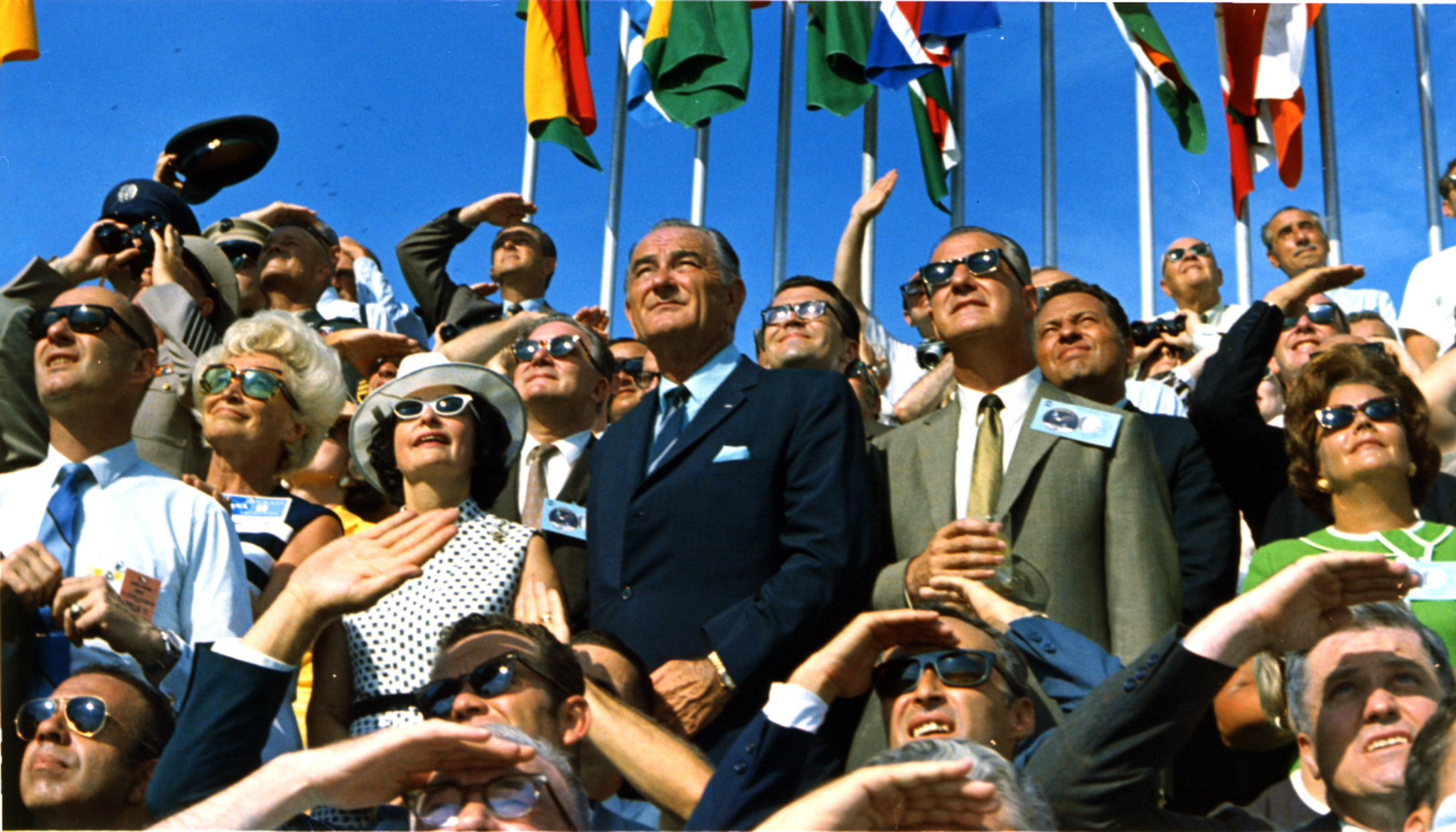 Potpredsjednik SAD-a Spiro Agnew i bivši predsjednik Lyndon B. Johnson promatraju lansiranje rakete.