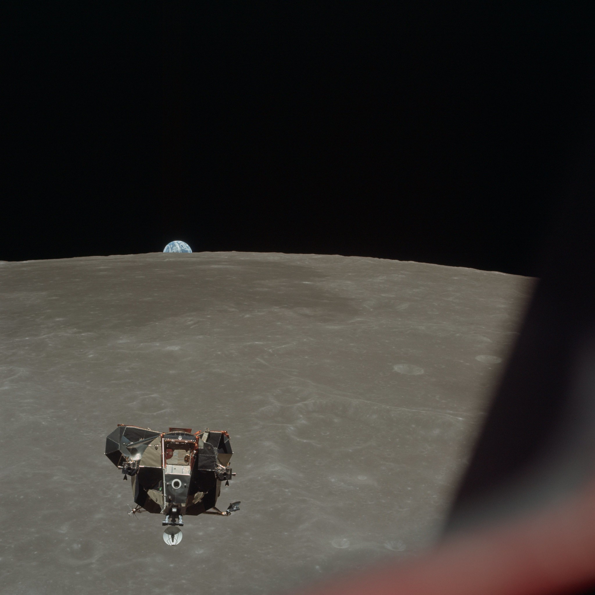 Fotografija lunarnog modula pri slijetanju na površinu Mjeseca. Fotografiju je slikao pilot komandnog modula Michael Collins, koji je u njemu ostao za vrijeme trajanja cijele misije. Aldrin i Armstrong su se s lunarnim modulom spustili na površinu Mjeseca.