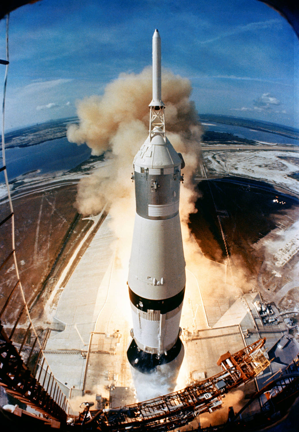 Raketa je visoka 110 metara, a lansirana je s lansirne rampe A, na lansirnom kompleksu 39 u svemirskom centru Kennedy na Floridi. Tada, Saturn V je bio najveća raketa u povijesti, te općenito najsnažnije vozilo ikad proizvedeno. Tu titulu je početkom 2018. godine preuzela raketa Elona Muska, Falcon Heavy. 