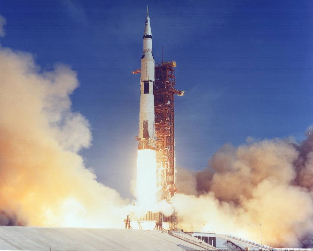 Fotografija snimljena par sekundi nakon paljenja glavnih motora rakete Saturn V.