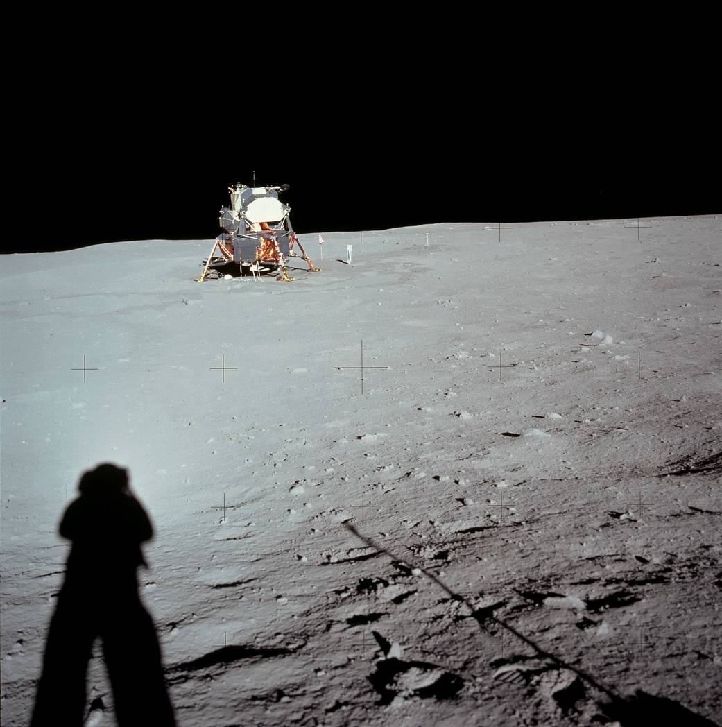 Fotografija lunarnog modula u bazi Tranquility, koju je uhvatio Neil Armstrong. Na slici se jasno vide Armstrongova sjena i sjena fotoaparata. Ovo je najveća udaljenost do koje su astronauti hodali od baze na Mjesecu tijekom misije Apollo 11.