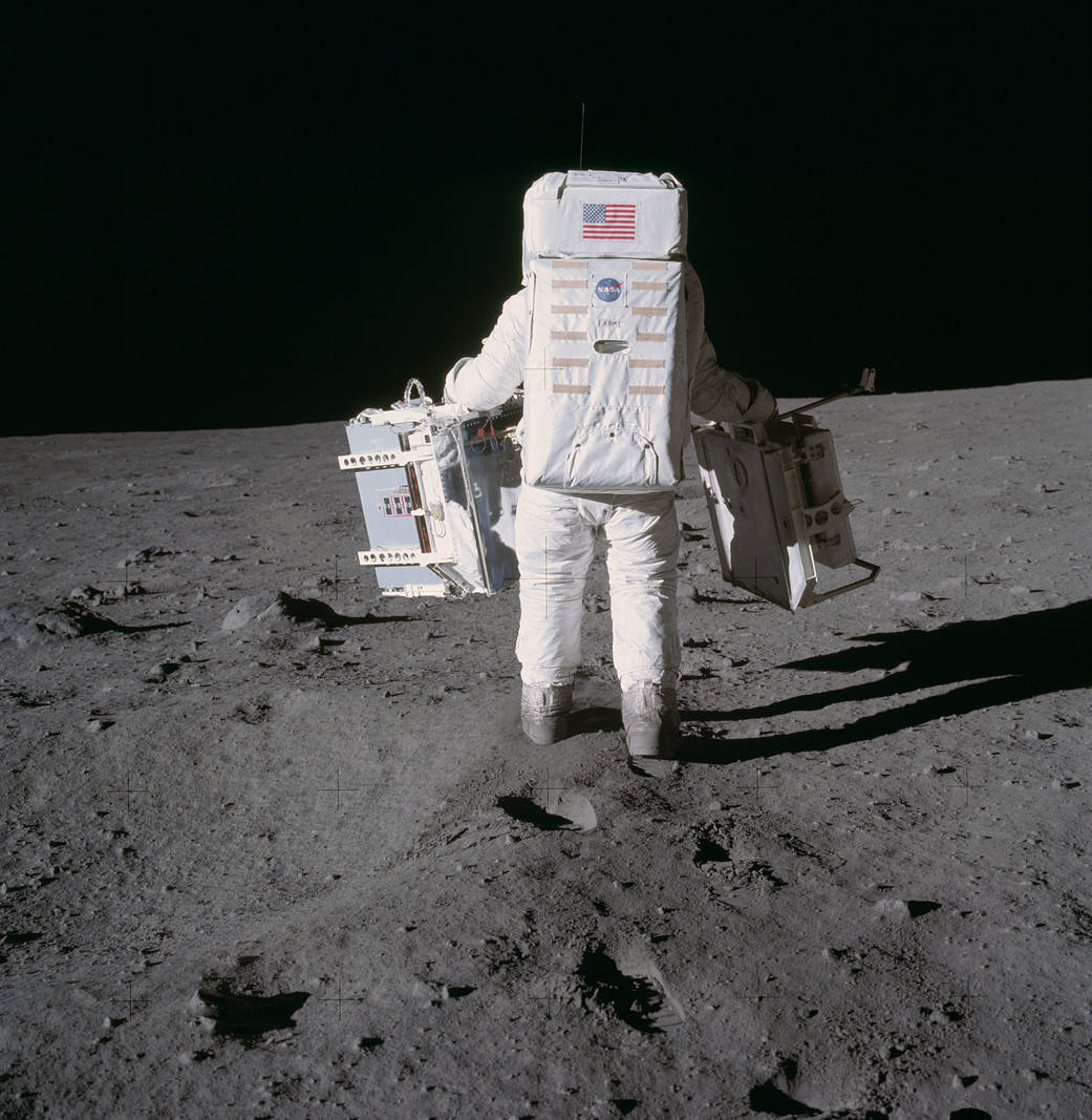 Aldrin hoda do pozicije na kojoj će postaviti dvije komponente eksperimenta Early Apollo Scientific Experiments Package (EASEP).