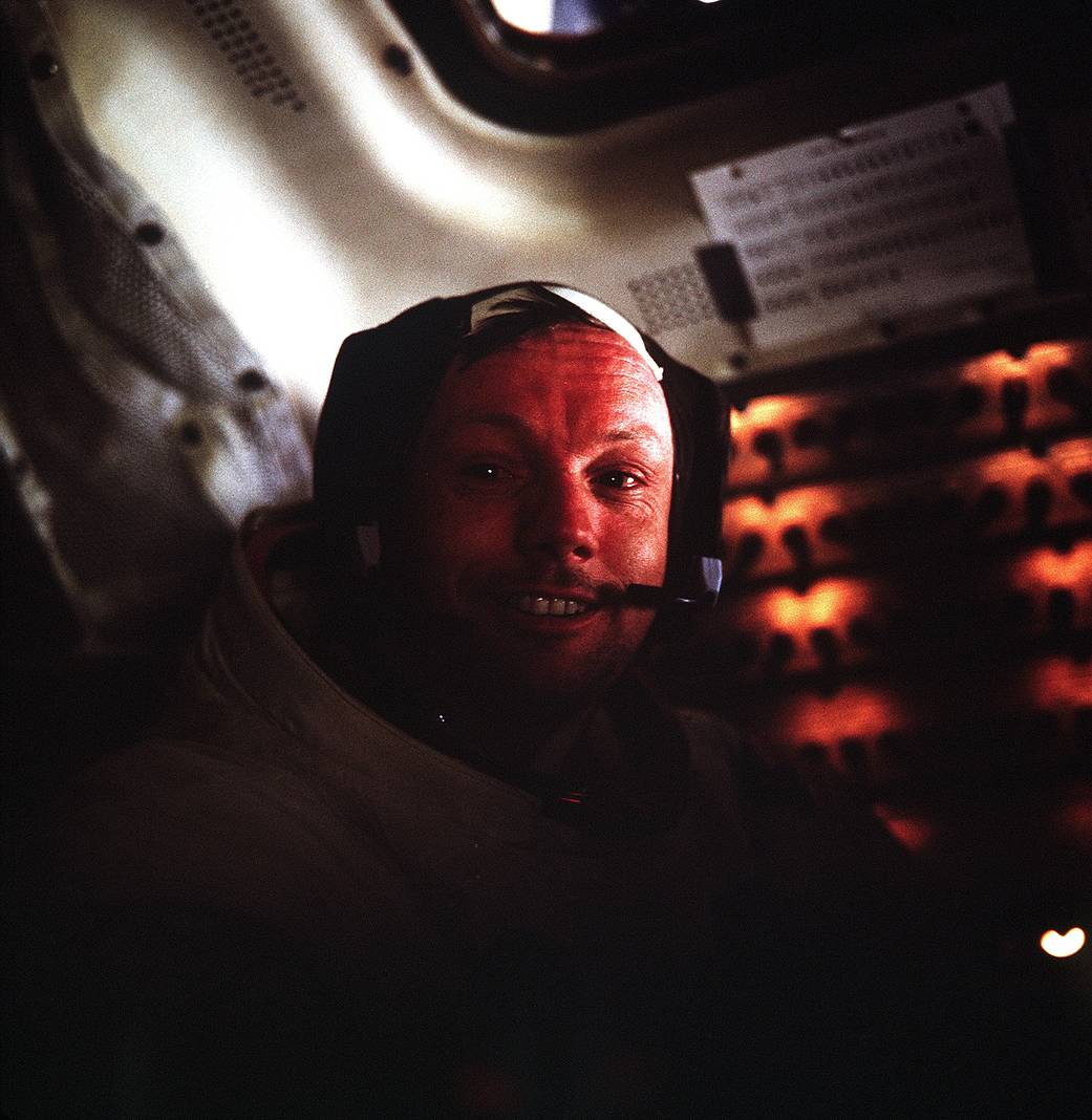 Legendarna fotografija Neila Armstronga unutar Lunarnog modula, za vrijeme mirovanja modula na površini Mjeseca.