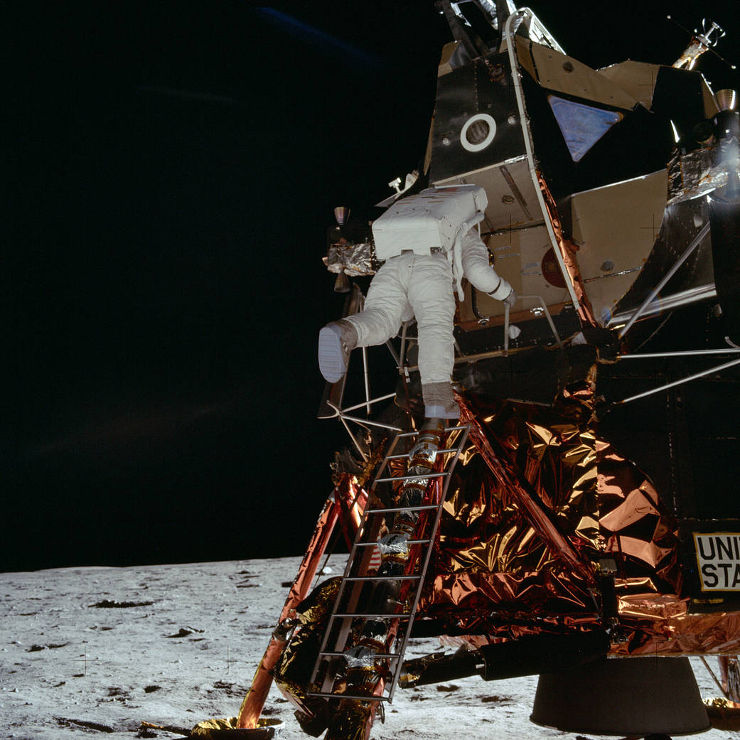 Buzz Aldrin silazi iz lunarnog modula kako bi po prvi puta hodao po Mjesecu.