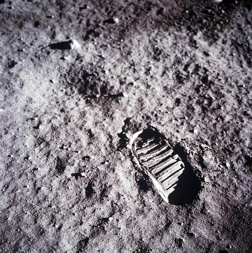 Fotografija otiska cipele Buzza Aldrina na površini Mjeseca.