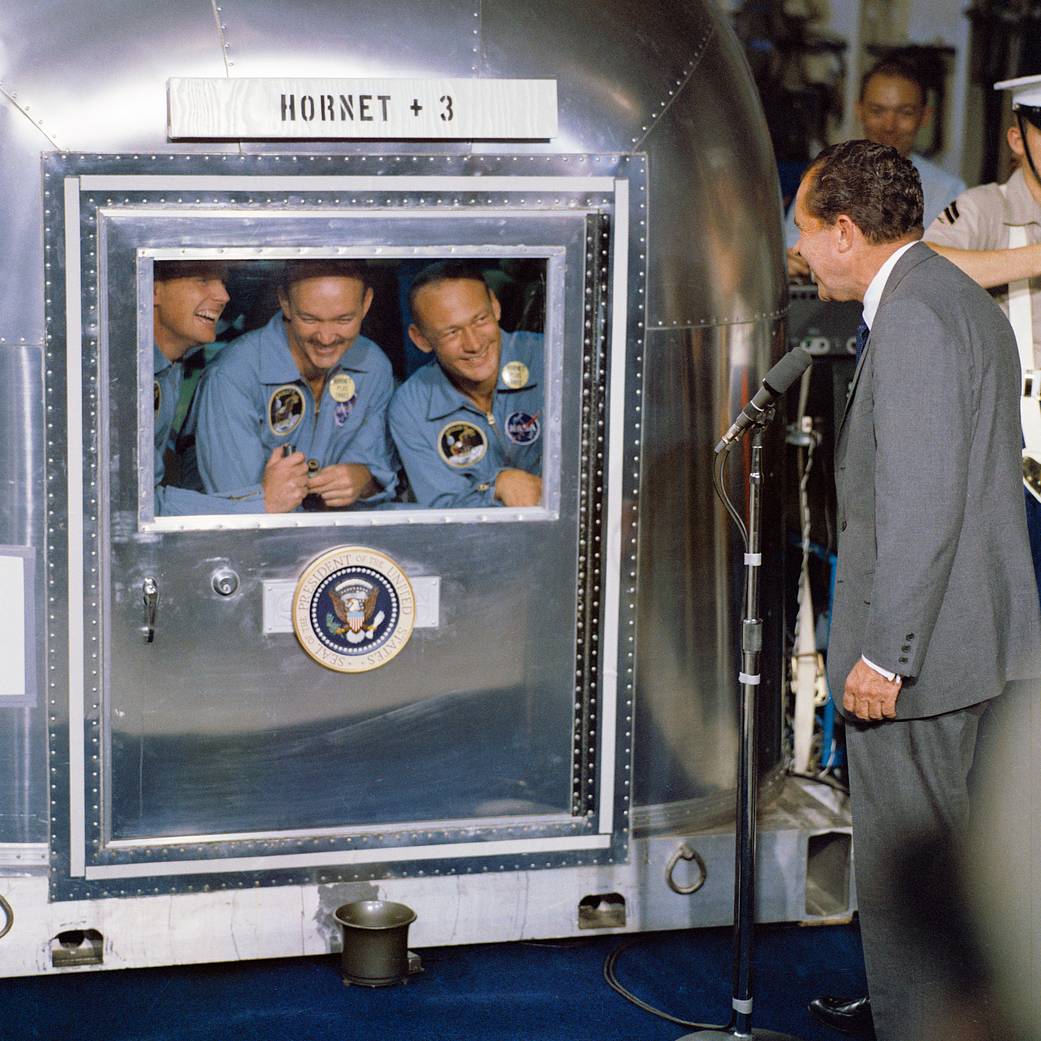 Nakon što ih je pokupio ratni brod USS Hornet, astronauti Apolla 11 smješteni su u karantenu. Tamo ih je dočekao i američki predsjednik Richard M. Nixon, koji im je čestitao i izrazio dobrodošlicu. 