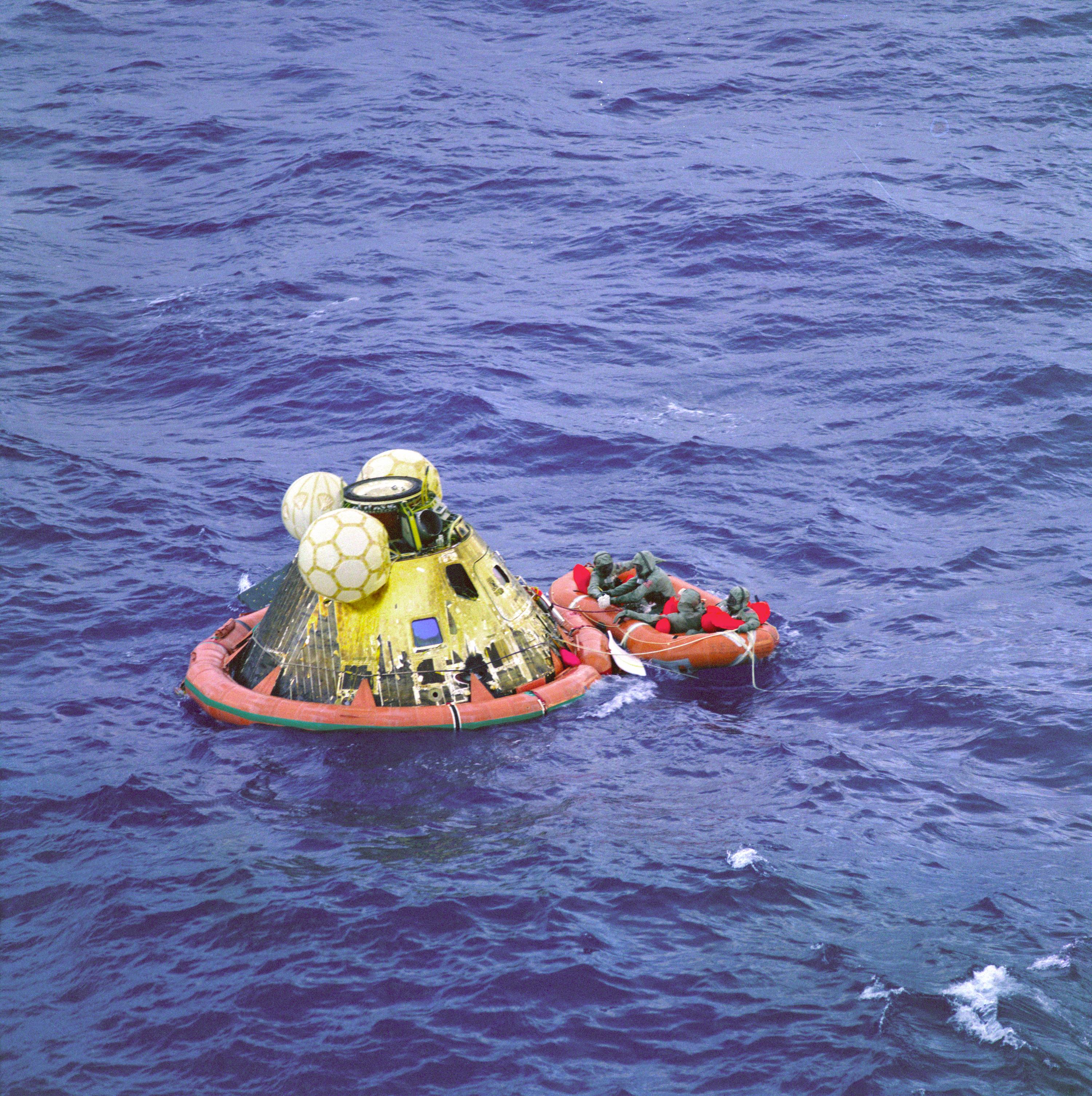 Astronauti su se vratili na Zemlju 24. srpnja 1969., kada su sa svojim modulom sigurno sletjeli u Tihi ocean. Tamo ih je dočekao ratni brod USS Hornet.