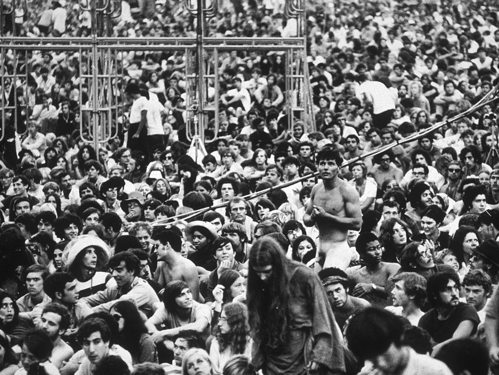 Procjenjuje se da se u četiri dana, od 15. do 18. kolovoza 1969. na farmu Maxa Yasgura slilo između 400 tisuća i pola milijuna ljudi kako bi sudjelovali na partyju na kojem su svirale buduće ikone poput Janis Joplin, Jimija Hendrixa i Carlosa Santane.