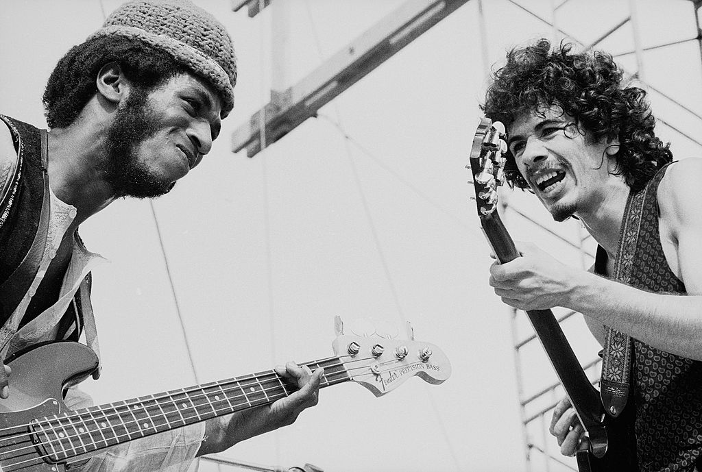 Mladi i još relativno nepoznati meksički gitarist Carlos Santana i basist David Brown. Santana bend postao je megapopularan nakon Woodstocka.
