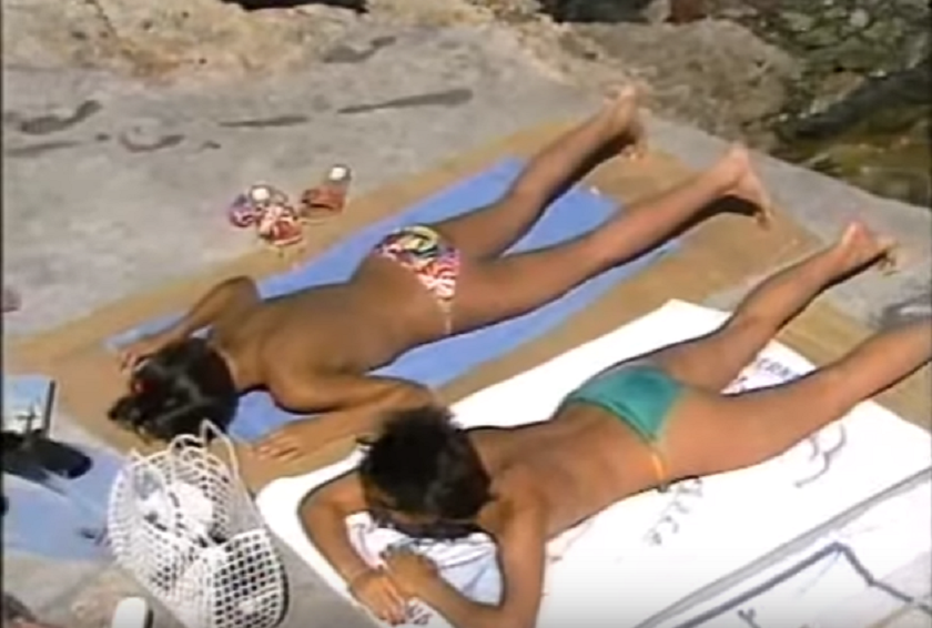 Plastični cekeri bili su obavezna oprema za plažu.