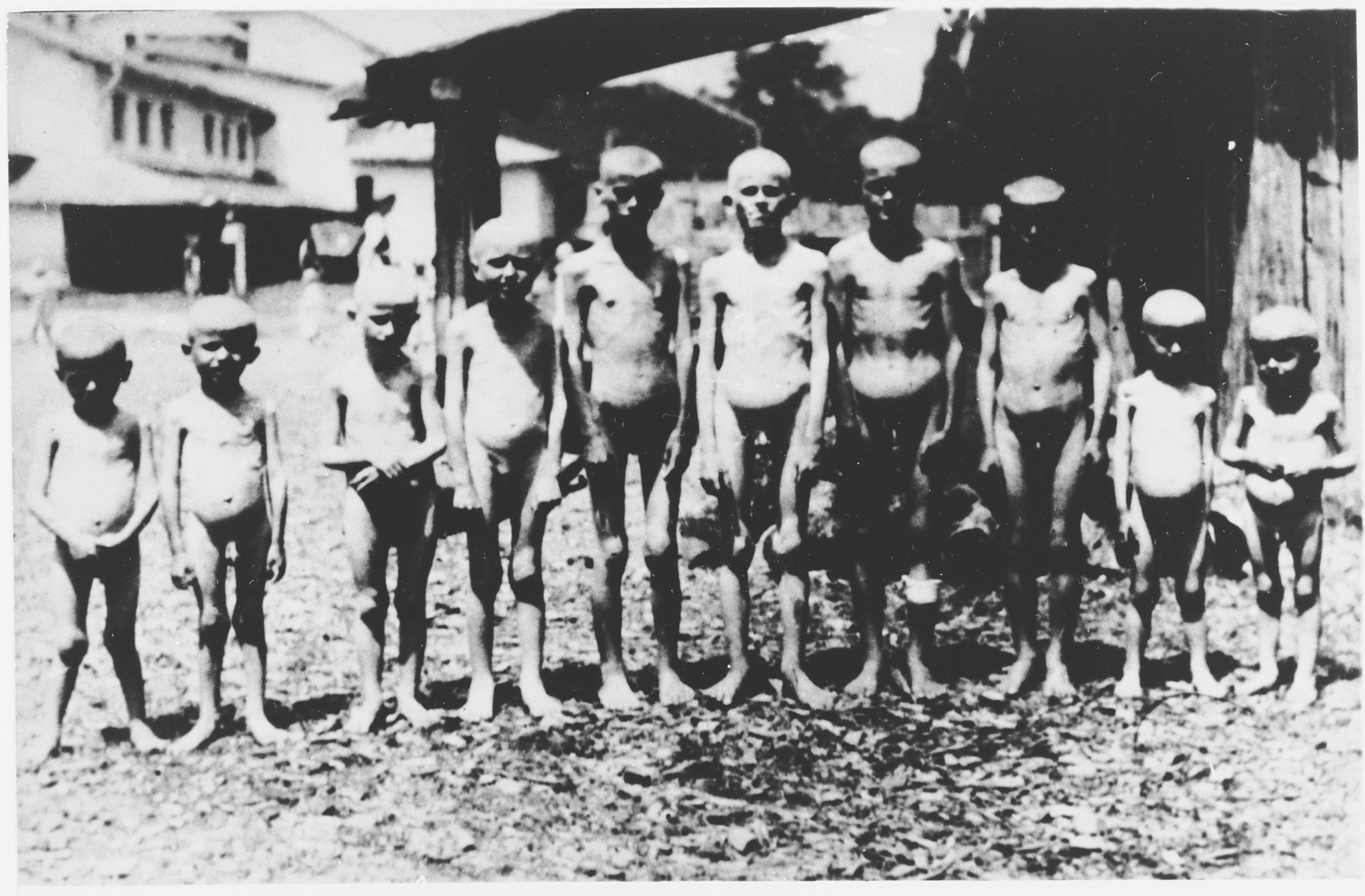 Na današnji dan 1942. godine partizani su upali u ustaški logor za djecu u Jastrebarskom, gdje su ustaše držale uglavnom srpsku djecu koja su dovedena iz raznih dijelova NDH. Uspjeli su ih spasiti nekoliko stotina. Djeca su ranije oteta u nizu masakara i operacija koje su vodile ustaše od travnja 1941. Na slici su neka od njih, slikana gola i neuhranjena u logoru.