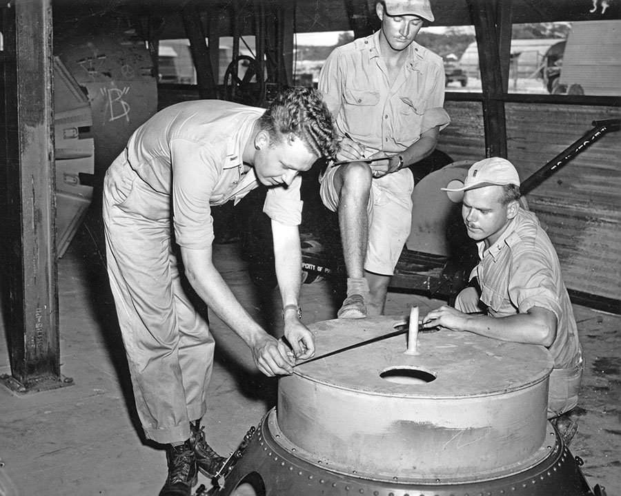 Vojnici vojne baze na otoku Tinianu provjeravaju kućište na atomskoj bombi "Fat Man".