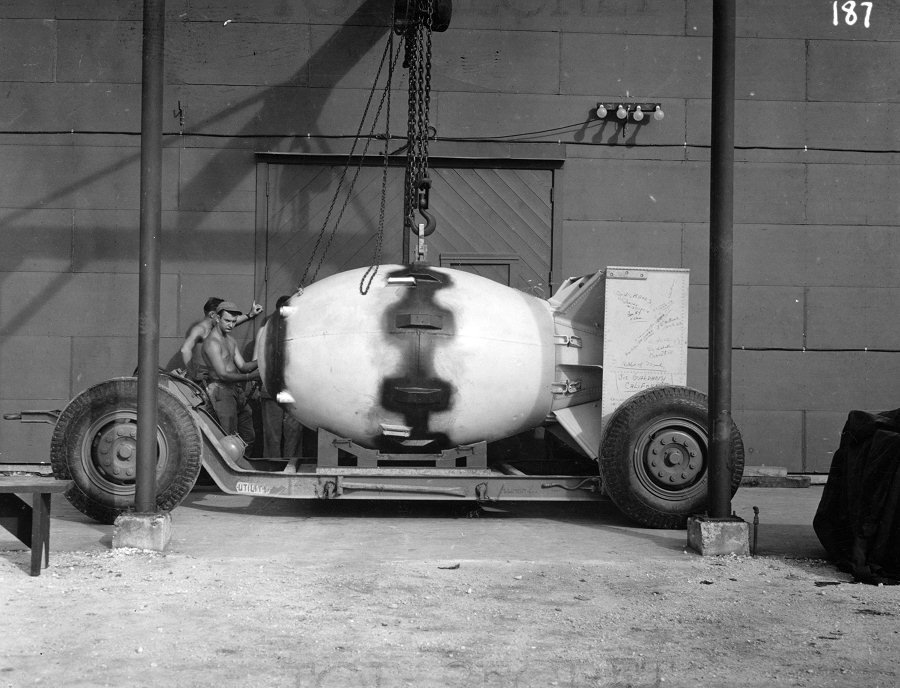 "Fat Man" se prebacuje na transportnu prikolicu, prije prijevoza do aviona. Bomba je za bombardiranje bila spremna već 31. srpnja.   "Fat Man" je par dana kasnije bačen na Nagasaki. Težila je 4090 kilograma i bila je dugačka oko tri metra.