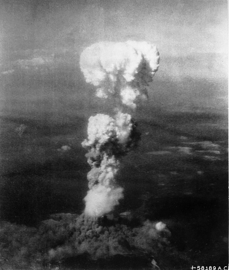Hirošima je tada brojala 255.000 stanovnika, a služila je i kao glavni stožer generala Hata Shunrokua koji je bio zadužen za obranu južnog dijela Japana, no većina stanovništva su bili civili. Bomba je detonirala na visini od 580 metara, a poginulo je oko 30 posto stanovništva, odnosno između 70 i 80 tisuća stanovnika. Od posljedica bombardiranja, umrlo je još 70.000 ljudi. Temperature na tlu u blizini središta eksplozije su dostizale 5000 °C, a udarni val je putovao brzinom od  800 kilometara na sat.