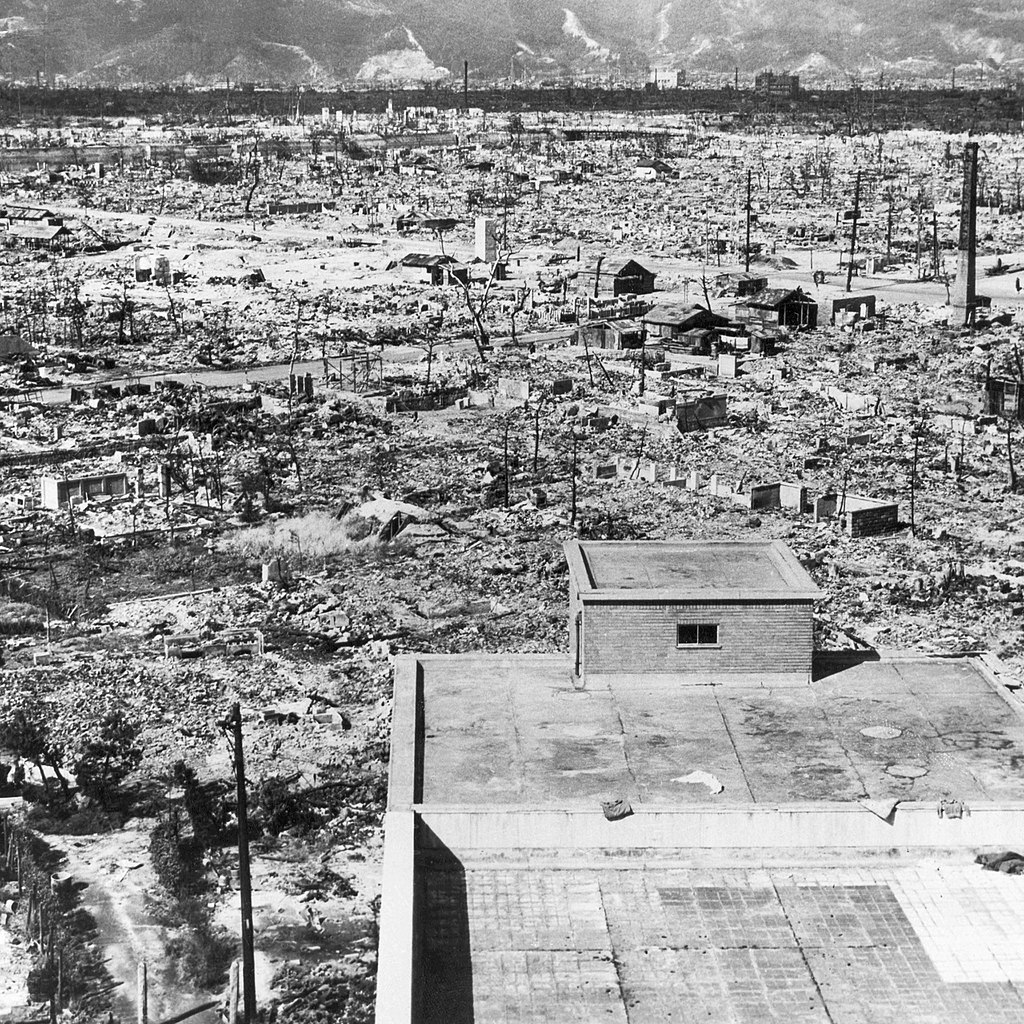 Posljedice bacanja atomske bombe na Hirošimu. Pogled s bolnice Crvenog križa prema sjeverozapadu. Većina Nagasakija, za razliku od Hirošime, bila je izgrađena tradicionalnijim načinom gradnje, uglavnom s drvenim objektima koji protiv eksplozije nisu imali previše šanse.