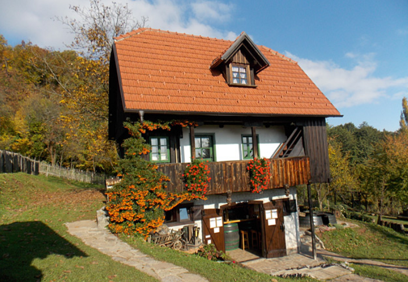Etno kuća pod Okićem nalazi se na istoimenom brdu u Samoborskom gorju.