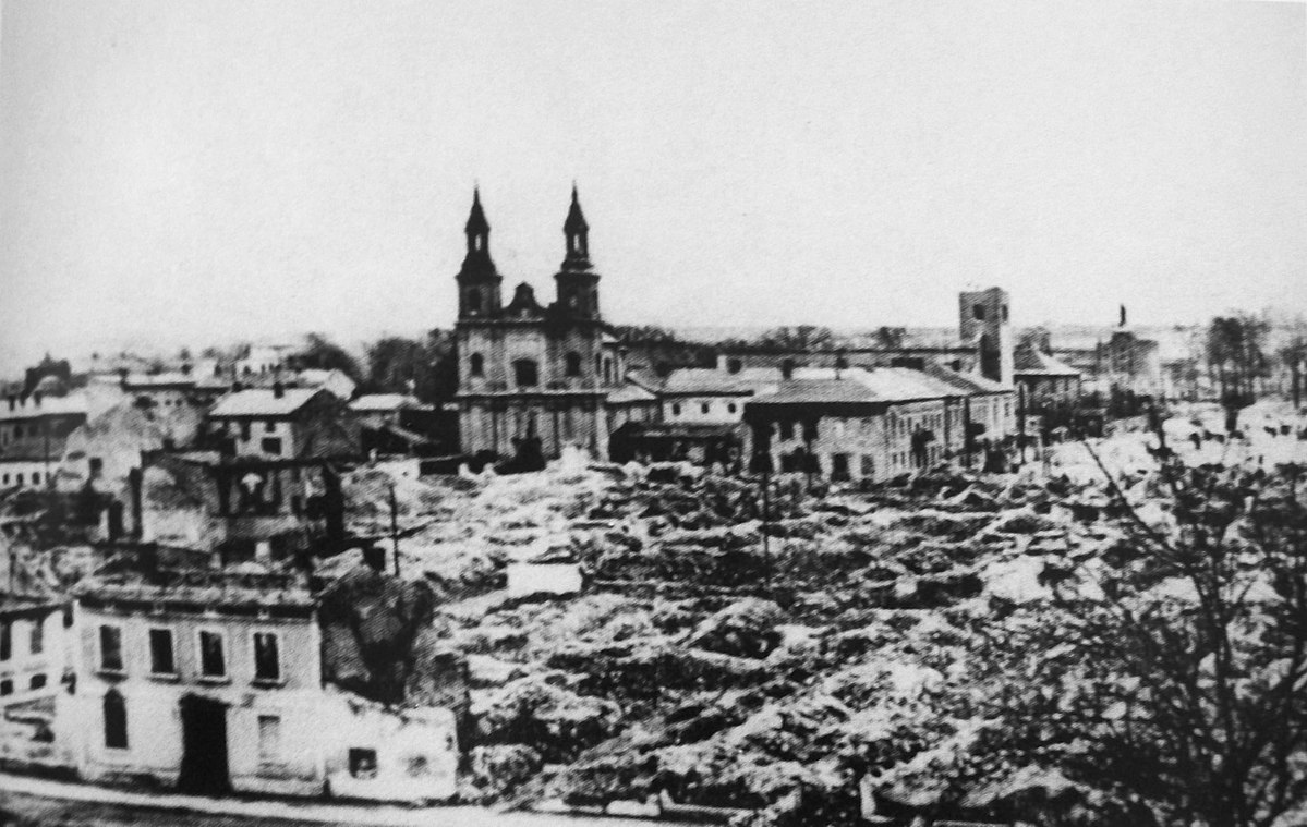 Prije zore 1. rujna 1939. Njemačka je bombardirala bespomoćni poljski grad Wielun i time je službeno počeo II. svjetski rat. 